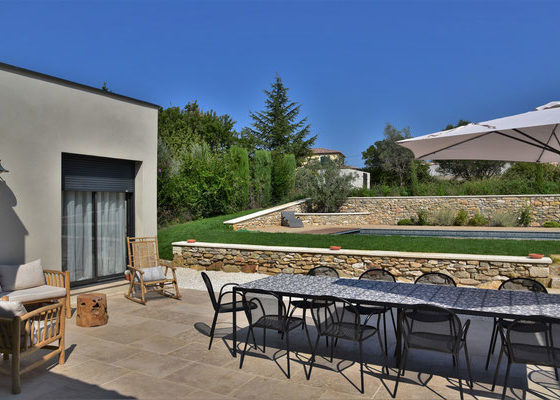 Aménagement terrasses : Profiter de votre piscine grâce à l’aménagement d’une terrasse. Nous pouvons réaliser des dallages en béton désactivé, balayé, pavage ou en pierres naturelles (bourgogne, travertin, pierres de Vers) mais aussi une terrasse en lames de bois ou composite. Contactez-nous pour plus d’informations.