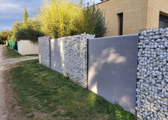 Aménagement Gabion​​ : Ils peuvent être utilisés en mur de soutènement ou mur décoratif. Ils offrent une grande souplesse aux mouvements de terre ou aux mouvements d’eau. Le remplissage des gabions peut se faire avec différentes pierres et granulométrie pour avoir un rendu personnalisé. Contactez-nous pour plus d’informations.